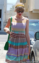 组图：泰勒-斯威夫特彩虹裙出街 红唇美肌玩转撞色