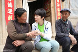 组图：海清当选内地乐施大使 探访甘肃与村民同吃住