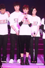 幻灯图：香港演艺界赈灾 陈奕迅莫文蔚深情演唱