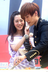 幻灯图：唐禹哲举行庆功签唱会 杨千霈为其站台