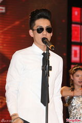 组图：宝弟献唱亡父高凌风歌曲数度哽咽