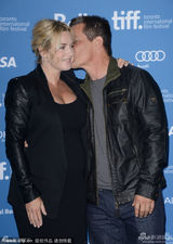 组图：温斯莱特《劳工节》首映被乔什亲吻脸颊