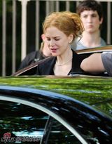 高清组图：妮可-基德曼片场拍新片 造型优雅知性