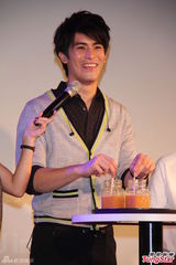 组图：泰剧小生Son自认小王力宏 台湾拥抱粉丝