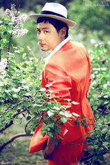 组图：邱心志发鲜亮写真 张扬个性显活力