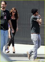 组图：贝克汉姆夫妇携子女外出 小贝紧抱女儿秀父爱