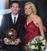 组图：夏奇拉抹胸红裙亮相颁奖礼遭贝利强吻