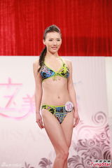 组图：亚姐佳丽泳装亮相 上围丰满玉腿毕露