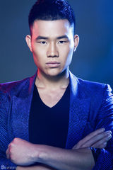 组图：谢孟伟蓝色魅惑尽显熟男魅力