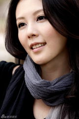 幻灯图集：刘雨鑫拍摄时尚大片 尽显知性优雅