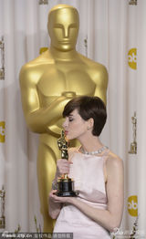 组图：奥斯卡后台海瑟薇圆梦落泪 李安拜年