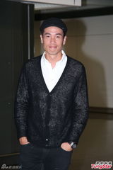 组图：陈豪婚后返港被拍 甜蜜秀婚戒