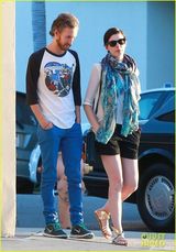 组图：海瑟薇与老公外出用餐 休闲热裤秀美腿