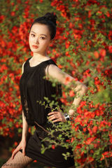 组图：战菁一最新夏日写真 人面桃花相映红