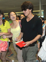 组图：言承旭休闲便装亮相 墨镜遮面笑对粉丝