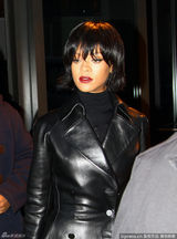 组图：蕾哈娜皮衣酷帅 短发造型红唇惹眼