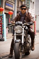 组图：《圣堂风云》地面开播 吴奇隆耍帅秀车技