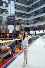 明星爱街拍：袁姗姗化身雨中精灵大步前行