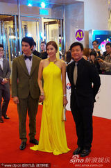 组图：第18届白玉兰奖红毯 韩彩英黄裙优雅