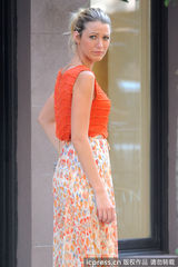 组图：莱弗利碎花裙赶拍《绯闻女孩》 搞怪表情不断