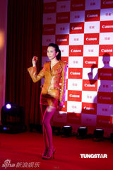 幻灯图：莫文蔚澳门封街拍摄广告 街头奔跑秀美腿 