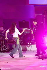 组图：万芳办演唱会庆出道20年 众好友站台助阵