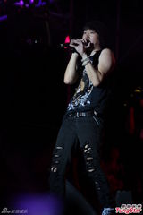 组图：周笔畅信乐团出席音乐派对 2NE1压轴献唱