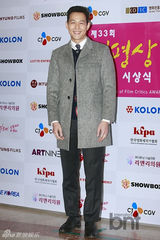 组图：朴信惠镂空装亮相第33届影评奖颁奖礼