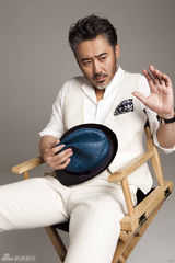 组图：吴秀波化身白马萌叔 英伦绅士万人迷