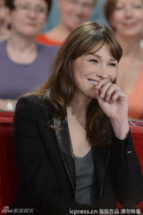 组图：法国第一夫人作客节目自弹自唱可爱卖萌