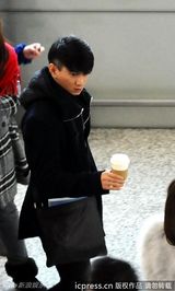 组图：吴奇隆获粉丝机场送咖啡 边饮边聊无架子