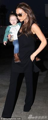 组图：贝嫂带三子女现身机场 小七仔裤皮靴抢眼