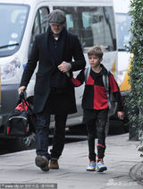 组图：贝克汉姆英伦范帅气 紧牵儿子叮嘱不断