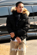 组图：韩国艺人高周元崔贤俊入伍现场