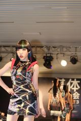 组图：吴莫愁走秀压轴 别致装扮显独特气场