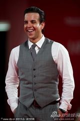 组图：电影《萨尔》首映 男演员Val Lauren大玩自拍