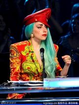 组图：Lady Gaga涂鸦西装亮相 御姐泪洒现场显柔情