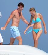 组图：阿诺帅气长子游艇度假 女友咸湿摸腹肌