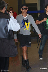 组图：郭富城白发造型抵台 亲切会歌迷反拍粉丝