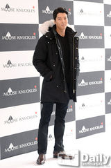 组图：少女时代Yuri时尚站台黑短裙搭棉服