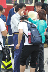 组图：《狼图腾》曝冯绍峰知青照 军绿红花怀旧