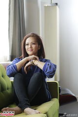 组图：卫兰努力学中文 获陈小春赞歌艺