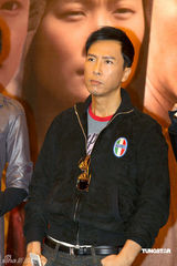 幻灯：《十月围城》上海亮相 李宇春称不介意吻戏 