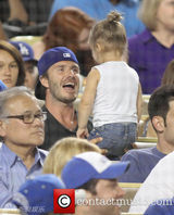 组图：小贝化身奶爸哄女儿 小七捏脸抢帽玩老爸