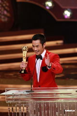 组图：郑嘉颖时隔五年再夺视帝 邓萃雯现身颁奖