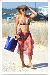 组图：帕丽斯-希尔顿豹纹比基尼现身海边