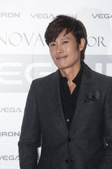 组图：韩星李秉宪身着干练西装出席活动