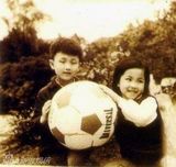 组图：王菲与母亲罕见合影 童年萌照显精灵