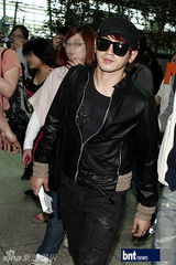 组图：神话组合六成员亮相机场 将赴台开演唱会