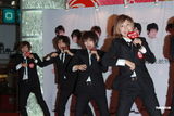 组图：日本团体风男塾现身香港 伪男造型吸引粉丝